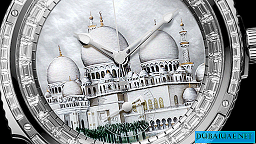 डायल पर शेख जायद मस्जिद के साथ एक कलाई घड़ी बनाई गई है