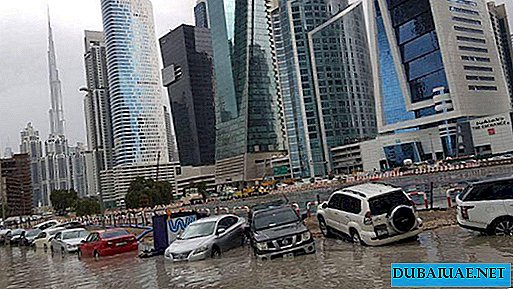 Dubai geriet gleich nach Beginn des Regens in einen Stau