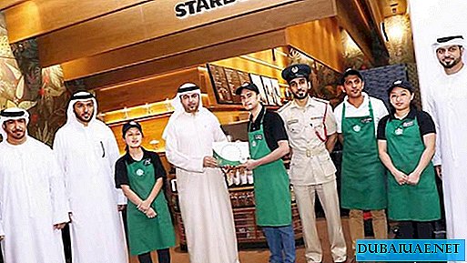 Zaposleni v Starbacksu v Dubaju je turistu vrnil veliko vrečo denarja