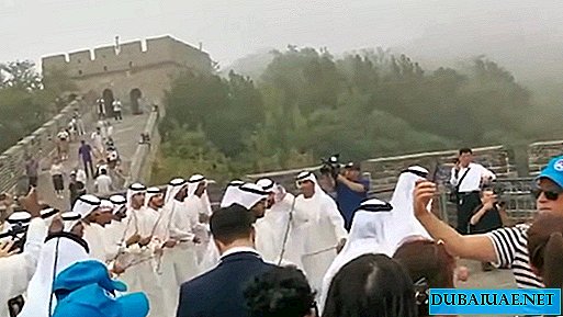 Moradores dos Emirados Árabes Unidos dançam na Grande Muralha da China explodiram redes sociais