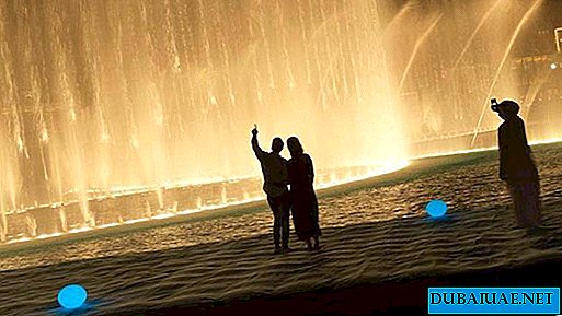 Most megnézheti a Dubai Fountain show-t egy úszó platformról