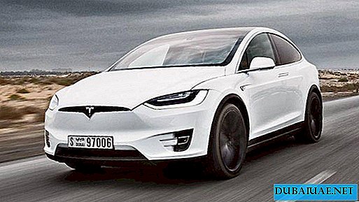 Tesla electric car conquered the desert of Dubai