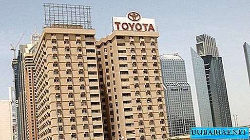 I Dubai blev det berømte Toyota-logo fjernet fra bygningen