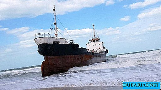 ثلاث سفن تغسل على الشاطئ قبالة ساحل الإمارات