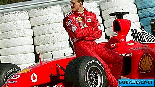 Nos Emirados Árabes Unidos, o famoso carro esportivo Schumacher está sendo leiloado