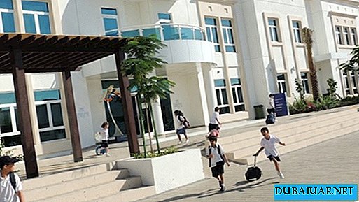 In den Vereinigten Arabischen Emiraten bestrafte ein Beamter, der einen Schüler barfuß laufen ließ