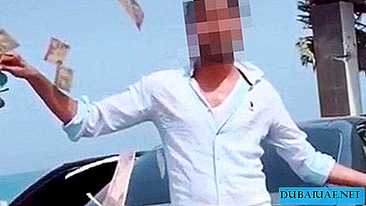 En Dubai arrestaron a un hombre que arrojaba dinero