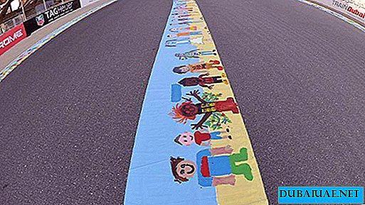 Em Dubai, o desenho mais longo do mundo foi desenhado para chamar a atenção das pessoas para o autismo.