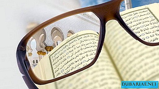 Läsglasögon delas ut till dyrkare i Dubai