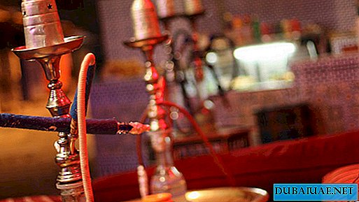 في دبي ، نشرت متطلبات الخيام ، والتي تخدم الشيشة خلال فترة رمضان.