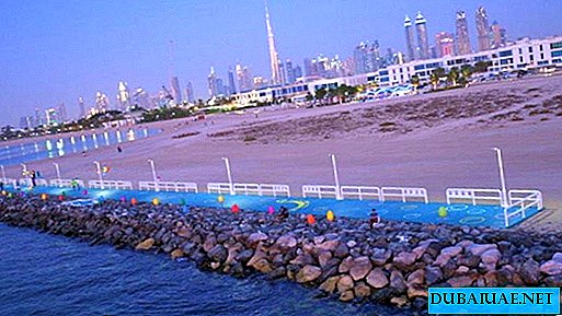 Dubai tem uma plataforma de praia de felicidade