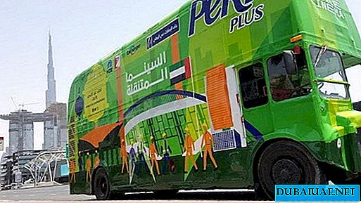 Busse mit Kinos für Arbeiter erscheinen in Dubai