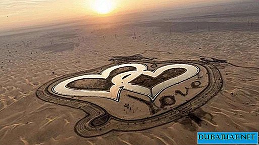 Des lacs d'amour apparaissent à Dubaï