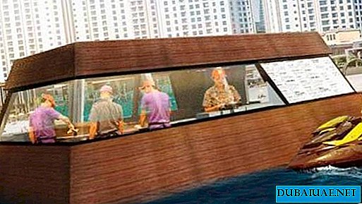 Em Dubai, introduziu a primeira cozinha flutuante do mundo