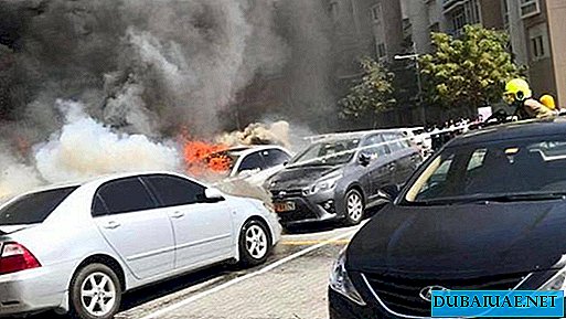 Em Dubai, cinco carros queimaram em um incêndio