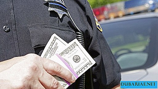 ドバイでは、警官が覆面警官からお金を盗んでいるのを発見