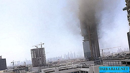 Um arranha-céu em construção ilumina-se em Dubai