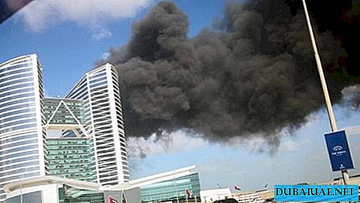 في دبي ، اشتعلت النيران في مصنع