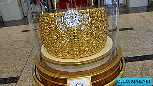 O maior anel de ouro do mundo chegou no emirado de Sharjah