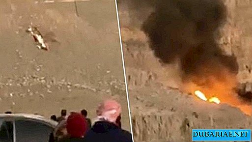En las montañas sobre los Emiratos Árabes Unidos, un helicóptero se estrelló