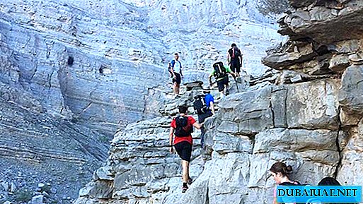 Di pergunungan UAE menyelamatkan seorang pelancong yang telah jatuh dari ketinggian