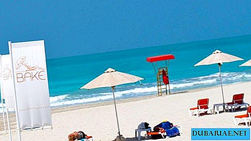 Nos Emirados Árabes Unidos, a praia da Ilha Saadiyat foi fechada para natação