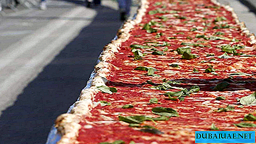 아랍 에미리트에서 구운 5m 피자