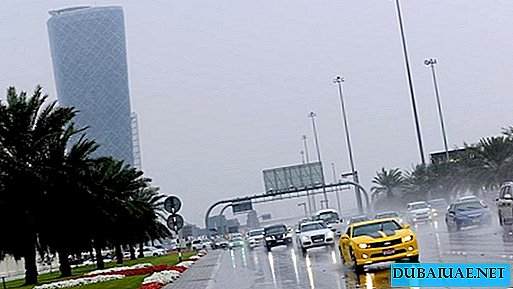 Nos Emirados Árabes Unidos, começou a chover