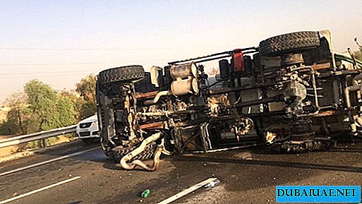 في الإمارات العربية المتحدة ، قُتل سائق في حادث ناقلة (صورة)