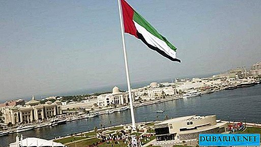 La bandera más grande del mundo desplegada en los EAU
