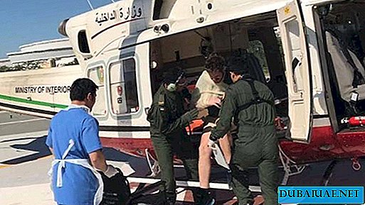 Nos Emirados Árabes Unidos, um turista que escapou de uma montanha teve que ser evacuado por helicóptero