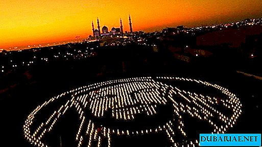 Nos Emirados Árabes Unidos criou um retrato do fundador do país de lâmpadas movidas a energia solar