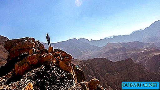 Nos Emirados Árabes Unidos salvou dois turistas perdidos nas montanhas
