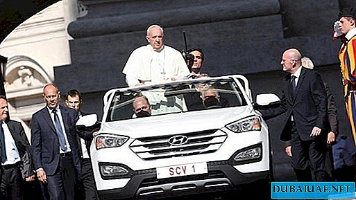 I Förenade Arabemiraten stod kilometerköer för biljetter till ett möte med påven
