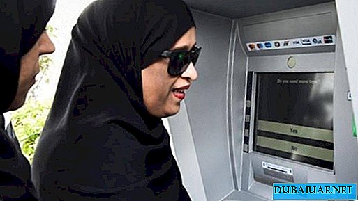 V SAE byl spuštěn první mluvící bankomat pro nevidomé