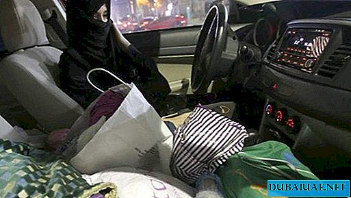 Nos Emirados Árabes Unidos, uma mulher mora em um carro há dois anos