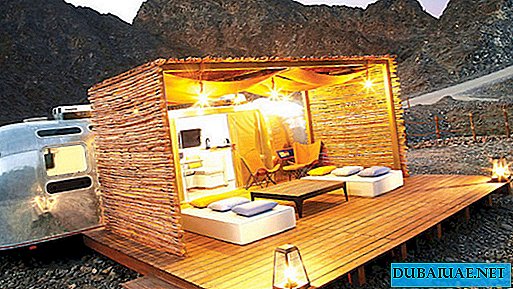 Il campeggio di lusso con rimorchi si apre nella riserva naturale degli Emirati Arabi Uniti