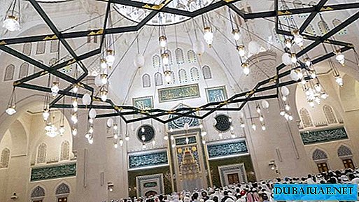 De grootste moskee van Emiraat werd geopend in Sharjah
