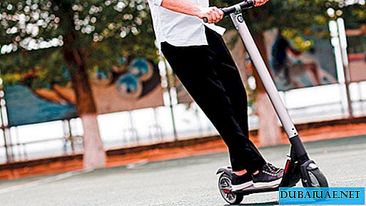 En la capital de los Emiratos Árabes Unidos se permiten scooters eléctricos.
