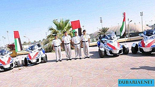 في عاصمة دولة الإمارات العربية المتحدة ، يتقن رجال الإنقاذ الشرطة على مركبات النقل الآلي