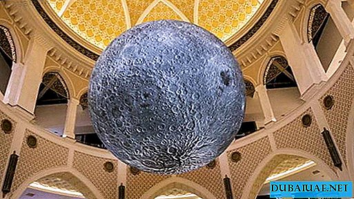 A copy of the moon appeared in Dubai's mall