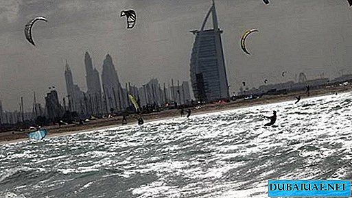 Les résidents des EAU affrontent une tempête de mer le week-end