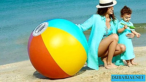 Vilebrequin invita a la playa en Dubai en trajes de baño de la nueva colección.
