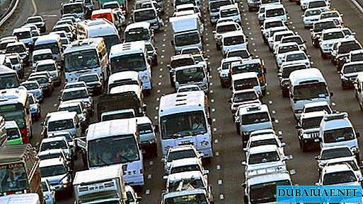 De autoriteiten van Dubai gaven auto's aan de meest accurate chauffeurs in het emiraat