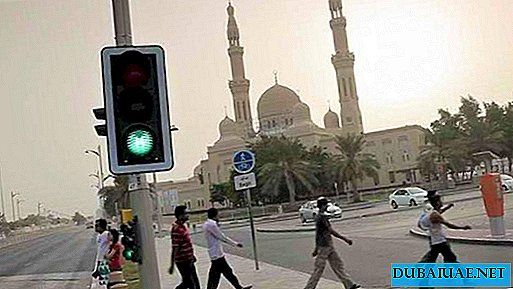 Die Behörden von Dubai zerstreuen Gerüchte über mysteriöse Straßenlaternenaufkleber