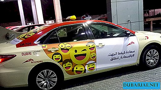 두바이 택시 운전사는 승객의 포인트로 벌금을 지불 할 수 있습니다
