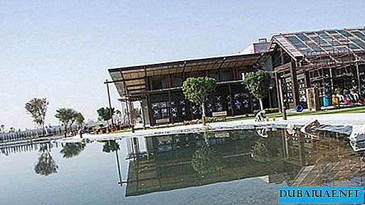 Um novo centro comercial e de entretenimento formado em torno do lago em Dubai
