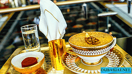 Das berühmte Dubai Hotel serviert goldenen Cappuccino